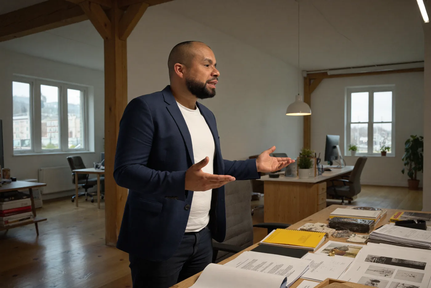 Leandro Lozahic explique la méthode Formateur Pro, documents de travail étalés, dans les bureaux
