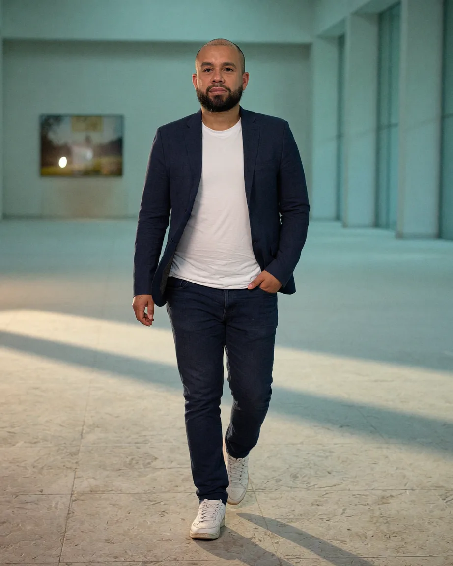 Leandro Lozahic, consultant Qualiopi, en mouvement dans un espace professionnel